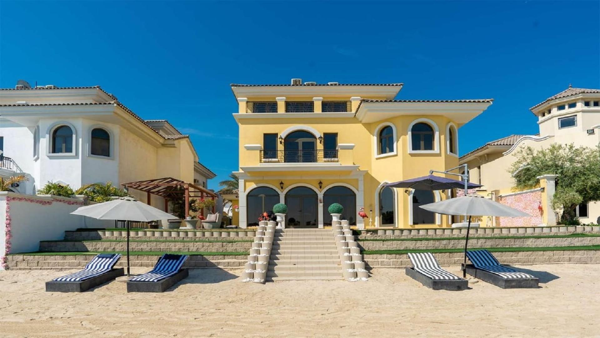 Furnished beachfront villa with sun loungers, Palm Jumeirah Garden Homes, available for rent