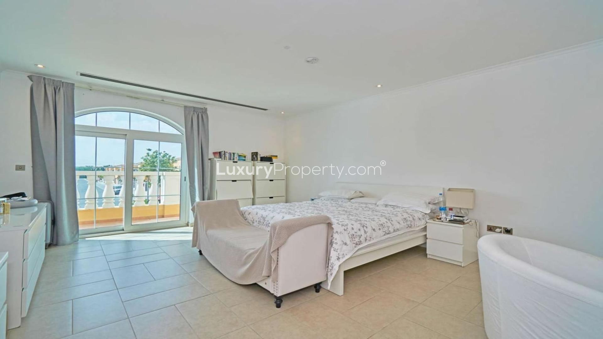 Exterior view of 5-bedroom villa in Jumeirah Park, Legacy community, with spacious garden