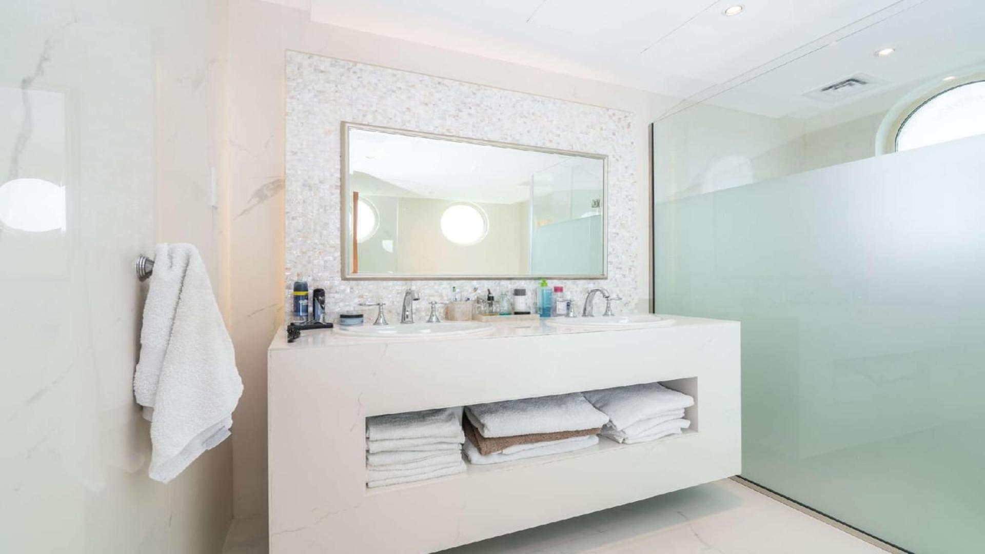 Luxurious 5-bedroom villa with pool in Jumeirah Islands' European Clusters, for sale