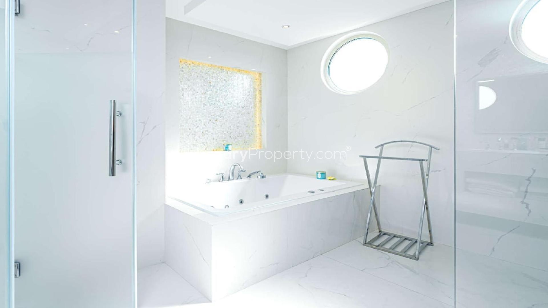 Luxurious villa with private pool and garden in Jumeirah Islands, European Clusters