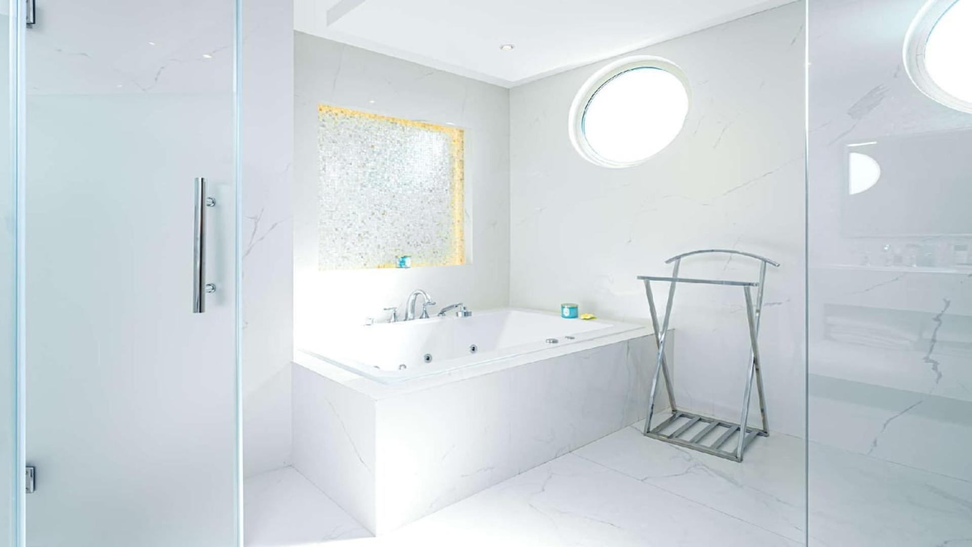 Luxurious villa with private pool and garden in Jumeirah Islands, European Clusters