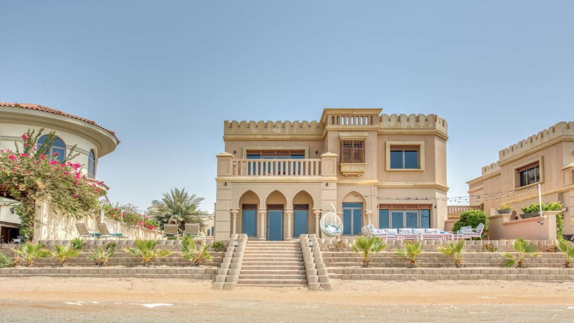 Luxury 5-bedroom villa with garden, Palm Jumeirah, Frond B, available for short-term rental
