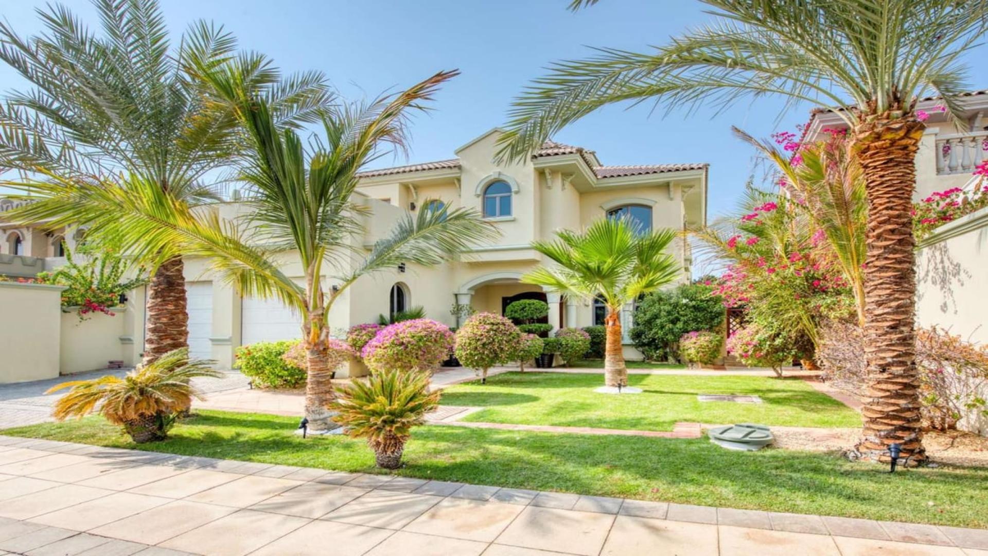 Luxurious 5-bedroom villa with garden in Palm Jumeirah, available for short-term rent