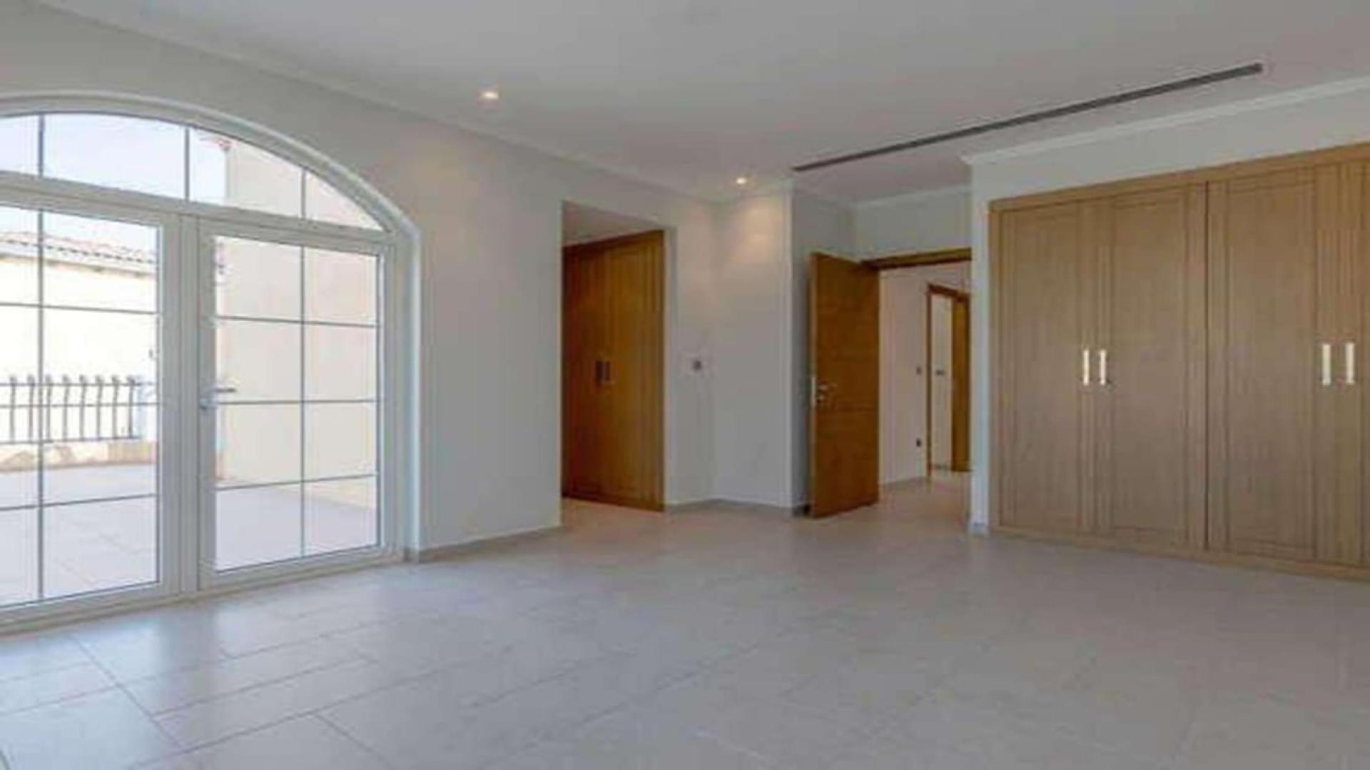 Staircase and hallway in 5-bedroom Legacy Villa, Jumeirah Park, Dubai for rent