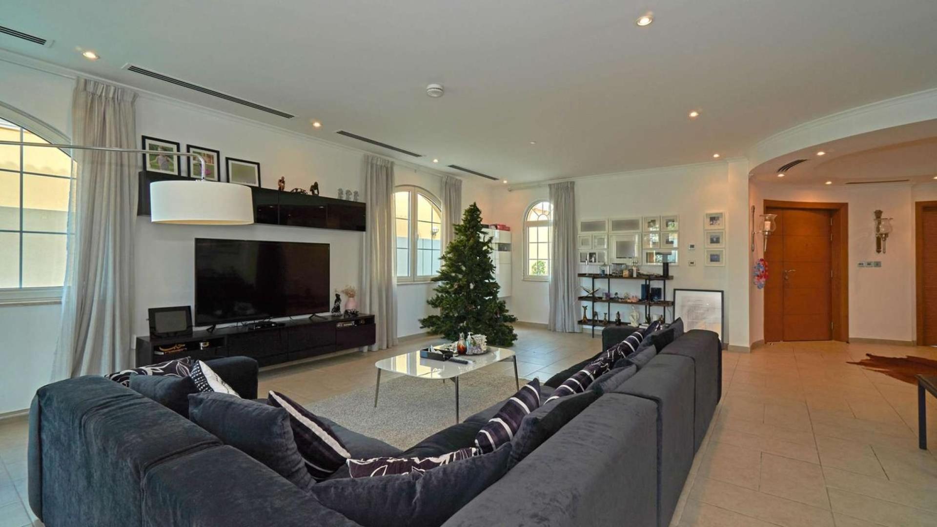 Street view of luxury 5-bedroom villa for rent in Jumeirah Park, Legacy community