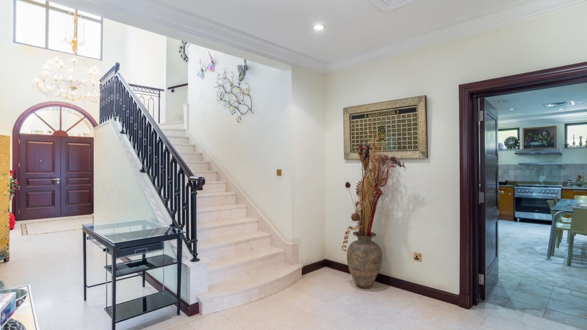 Luxurious living room in fully furnished Garden Home villa, Palm Jumeirah for rent