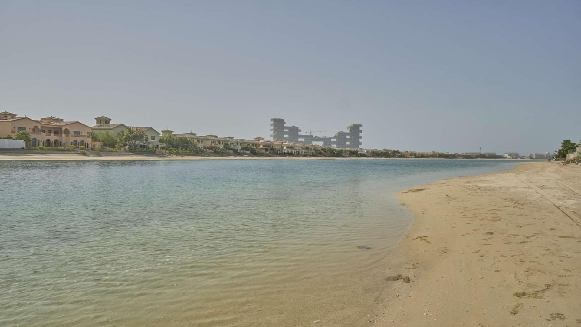 "Luxurious patio view of waterfront villa on Palm Jumeirah, Frond E, for rent.",Beachfront view of Garden Homes villas on Frond E, Palm Jumeirah, Dubai