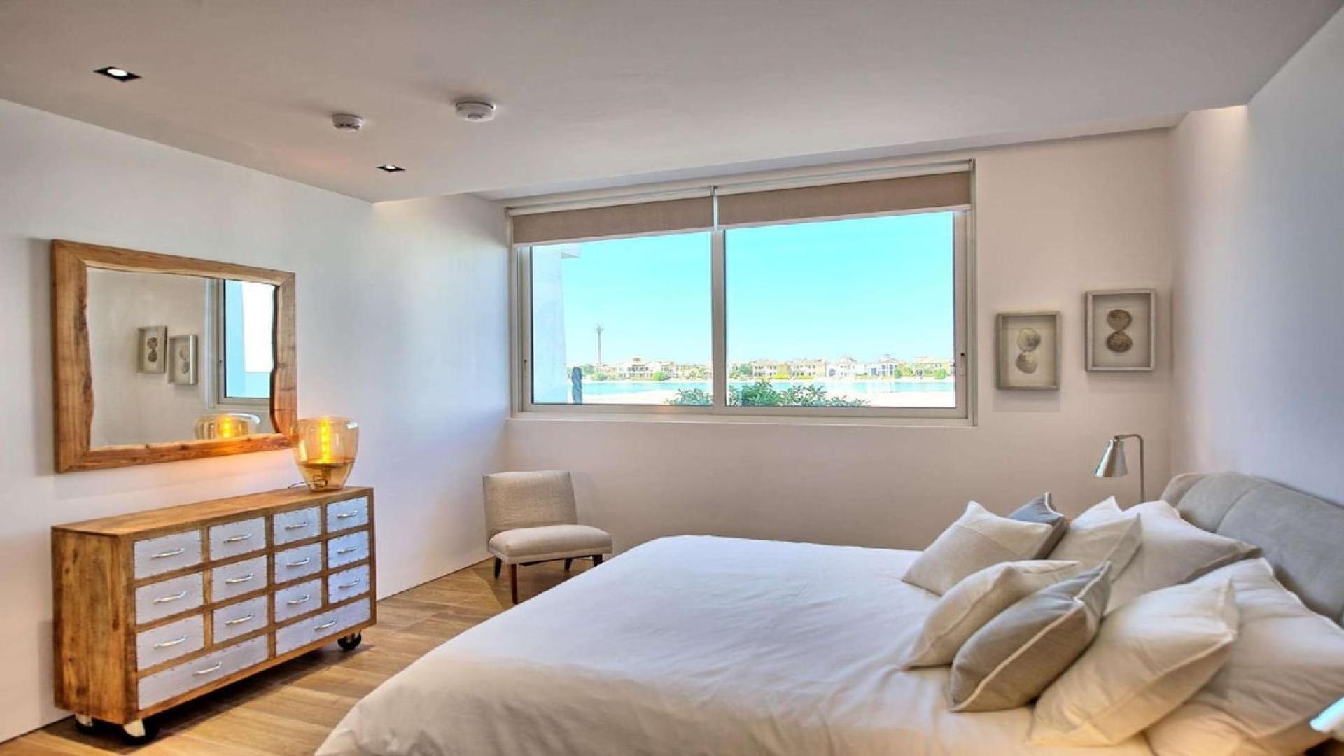 Dining area with waterfront view in Palm Jumeirah garden home villa for sale