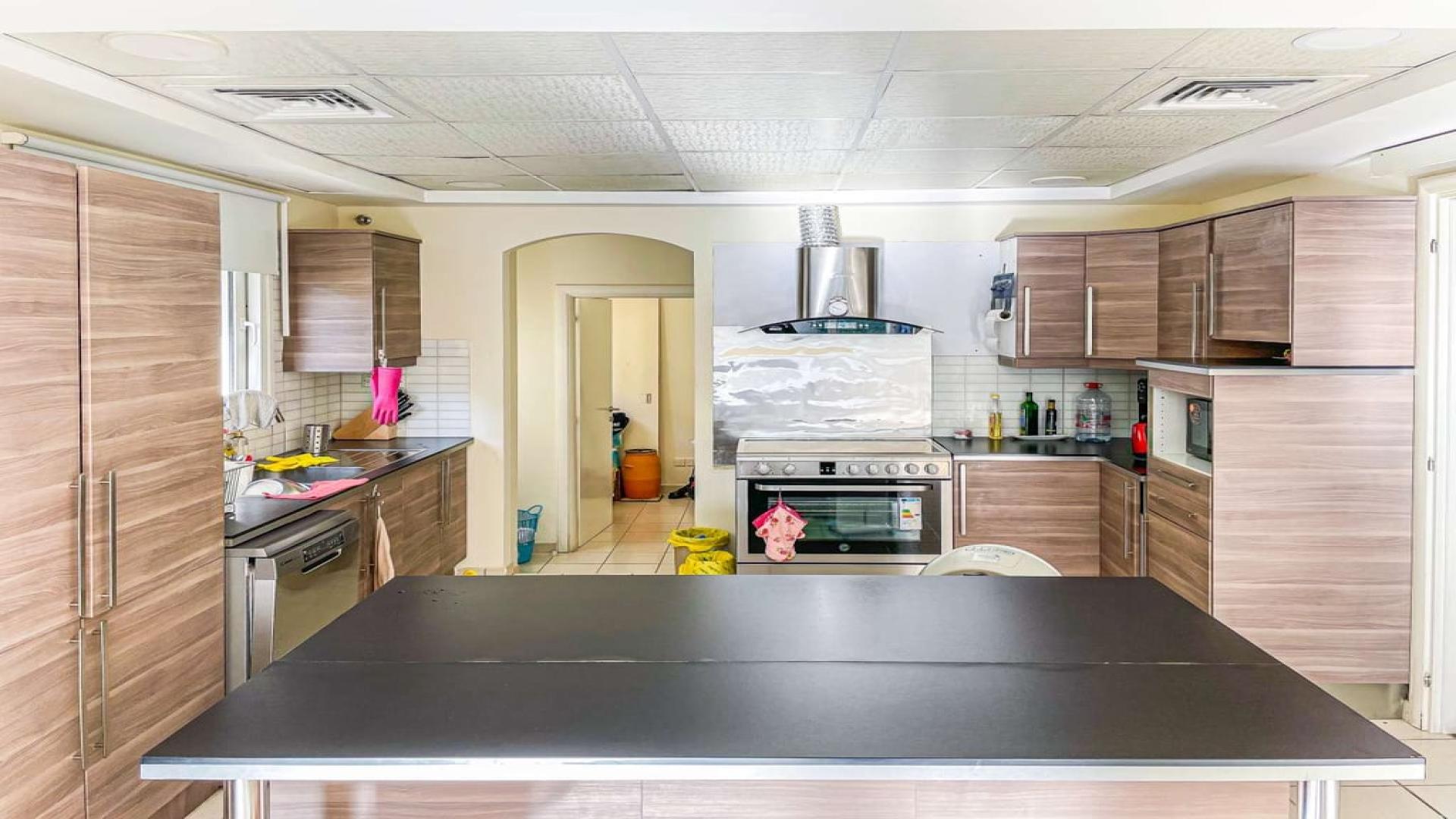 Rooftop terrace view of Dubai skyline in Meadows 5 villa for rent, LP10217