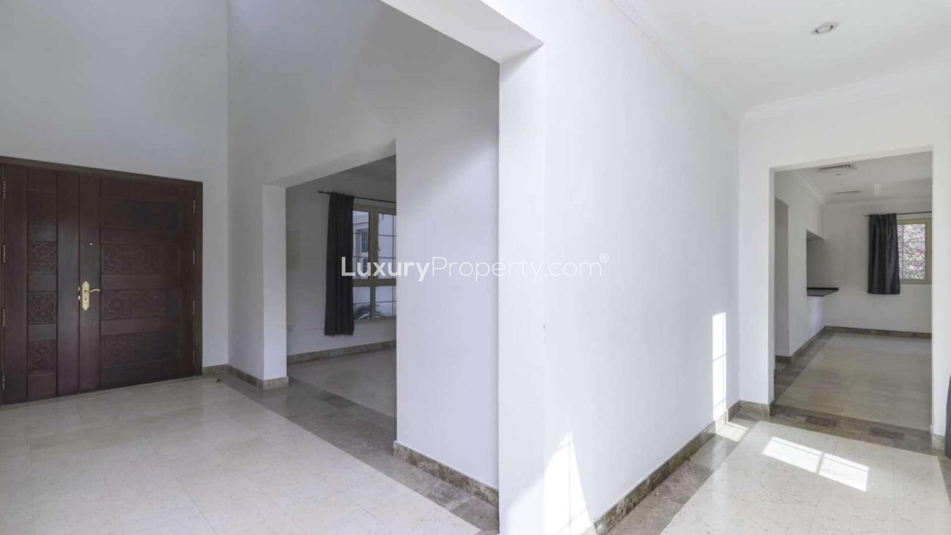 Stunning 5-bedroom villa with lush garden in Jumeirah Islands, European Clusters