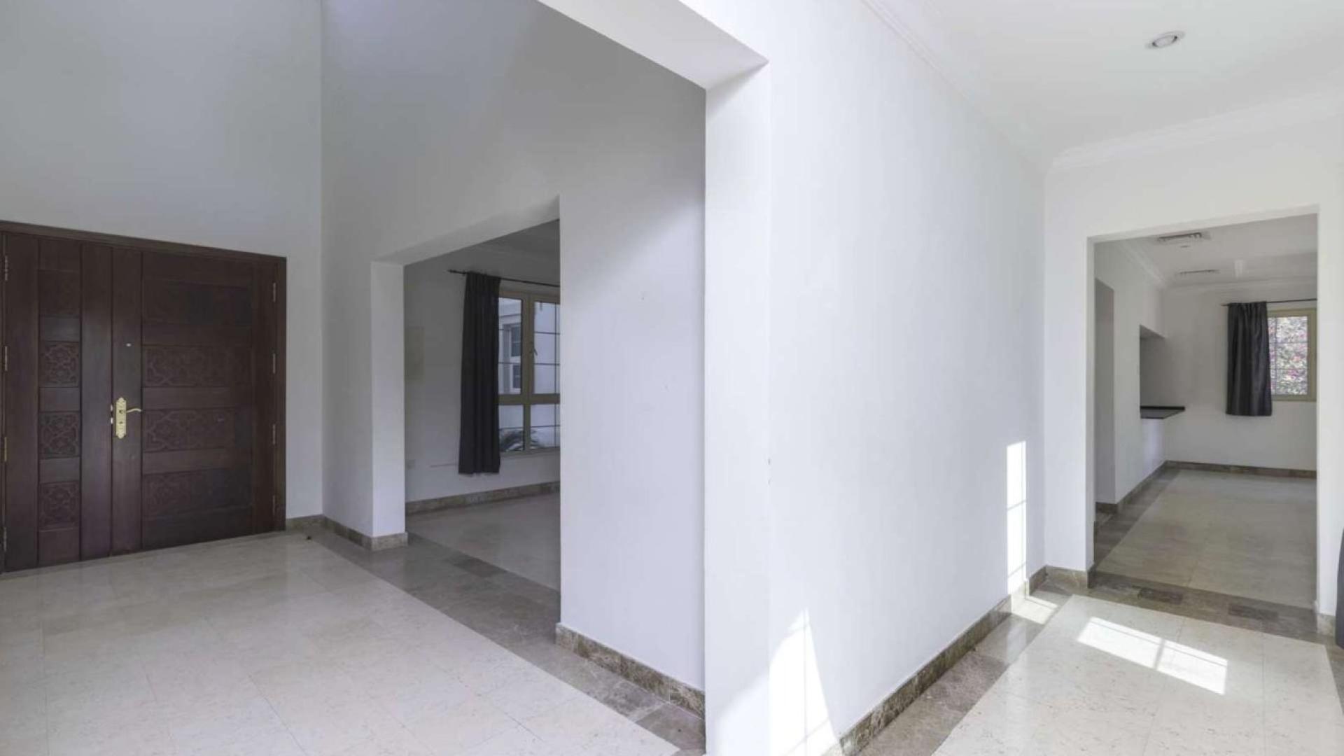 Stunning 5-bedroom villa with lush garden in Jumeirah Islands, European Clusters