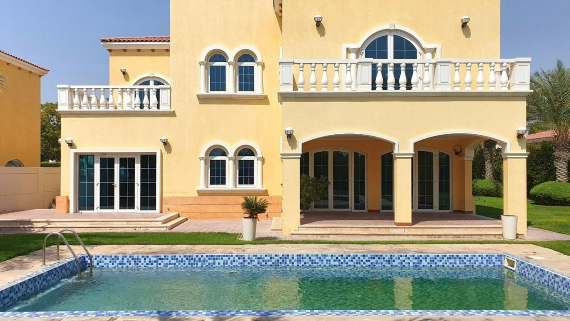 Spacious 5-bedroom villa with pool in Legacy, Jumeirah Park, lush garden view