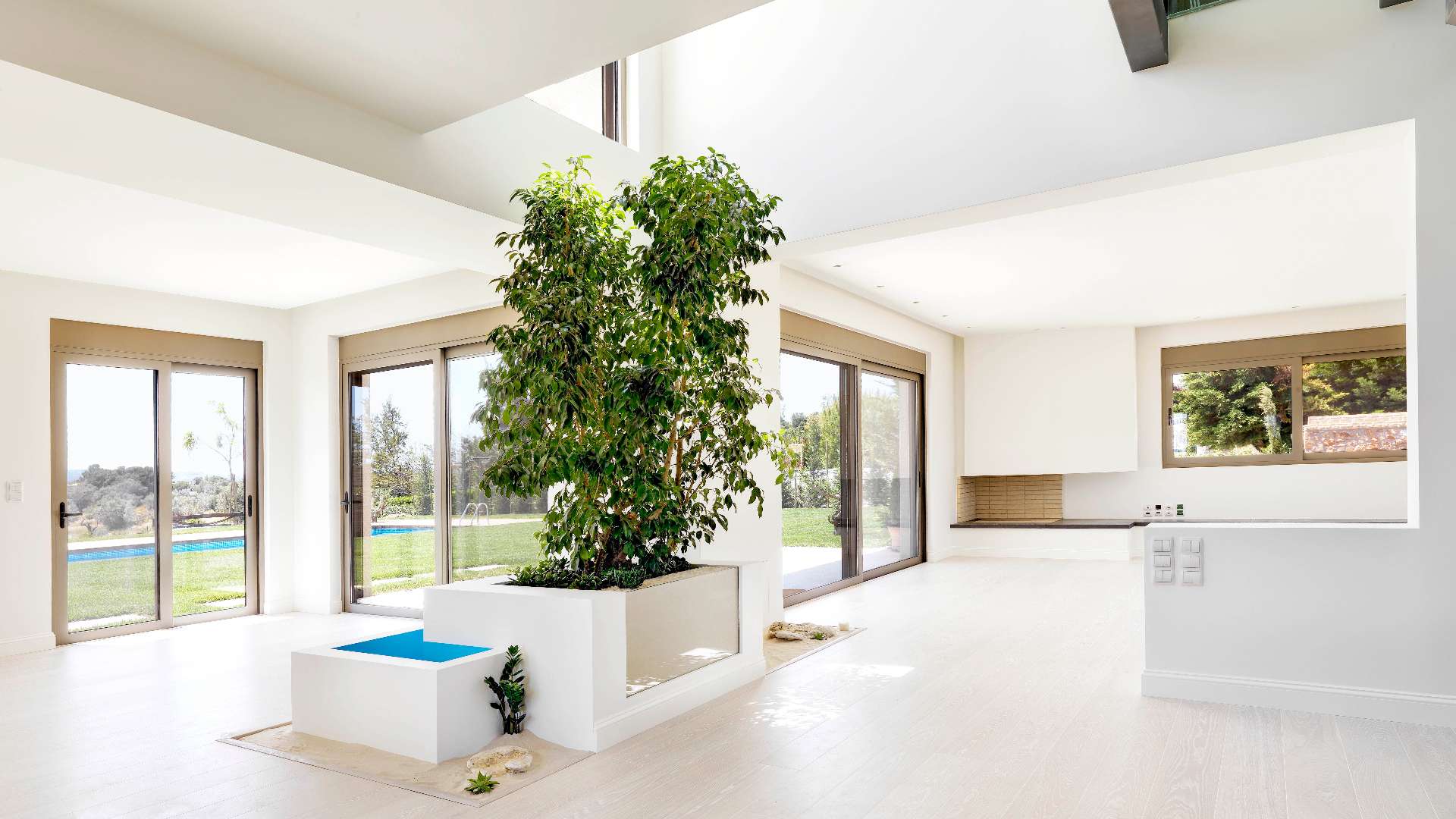 Beautiful 5-bedroom villa in Rafina with helipad, surrounded by lush greenery and gardens