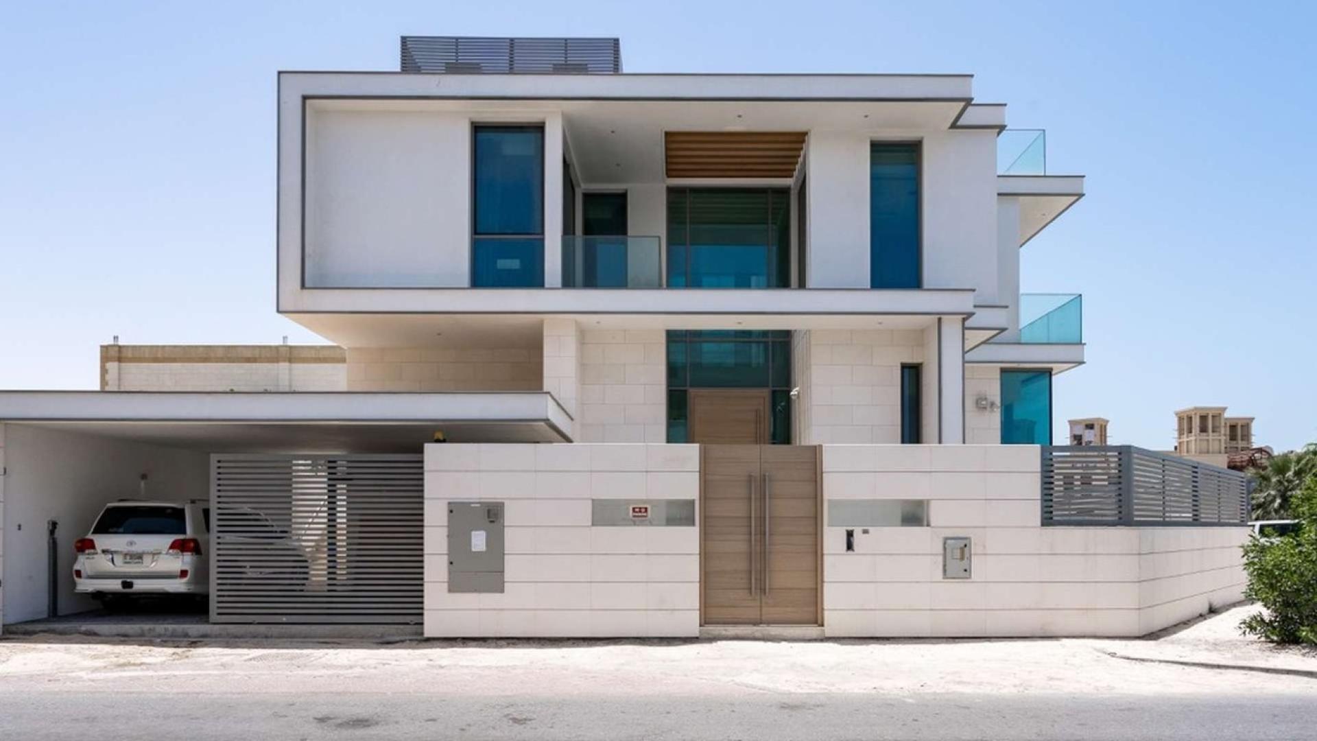 Entrance of luxurious beachfront villa in Umm Suqeim 2, Jumeirah, available for sale