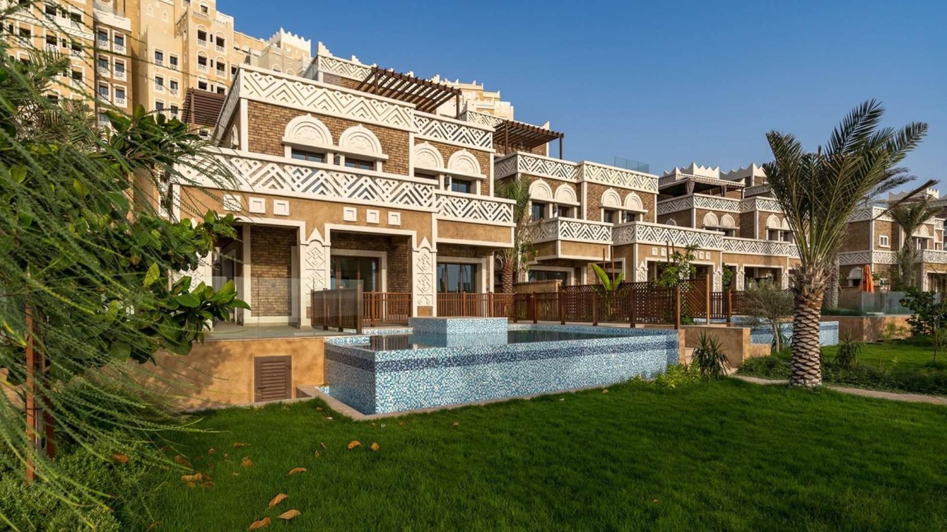Majestic beachfront villa with pool and garden in Palm Jumeirah's Kingdom of Sheba community