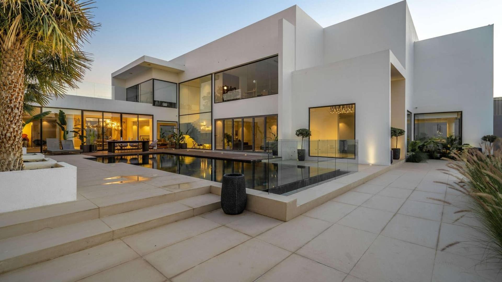 Contemporary living room in 5-bedroom villa, Al Barsha, Palm Jumeirah, for sale