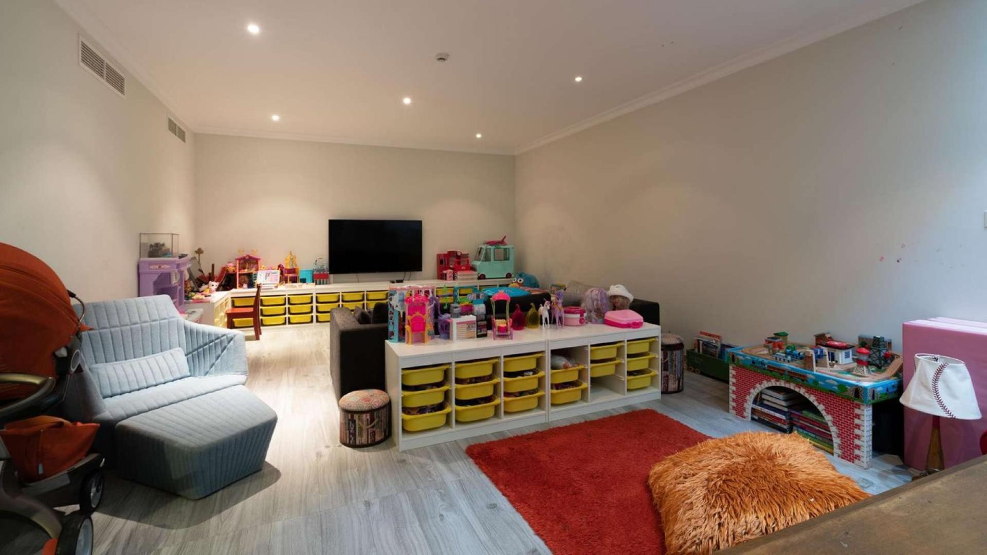 Stunning 5-bedroom villa with pool and garden in Jumeirah Golf Estates, Earth community