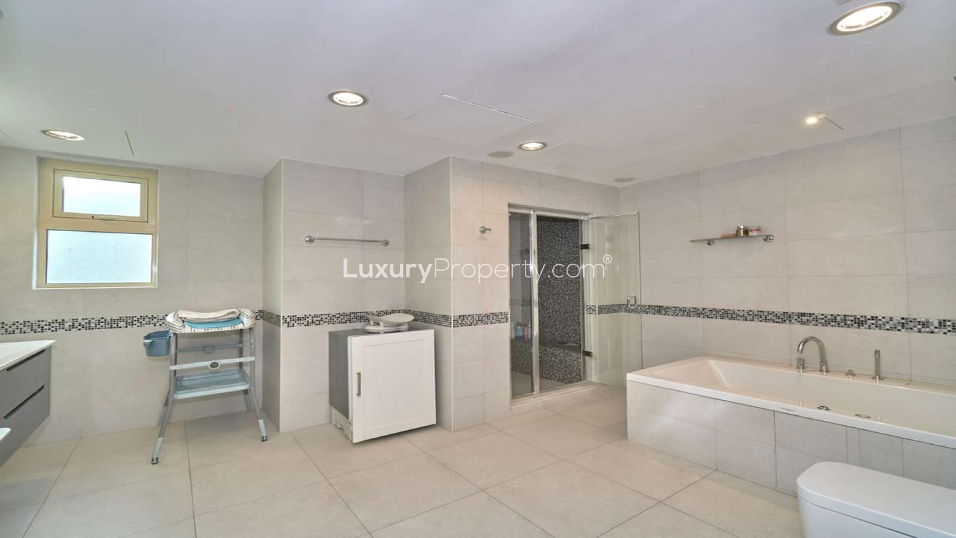 Spacious modern bathroom in a five-bedroom villa, Jumeirah Islands, European Clusters