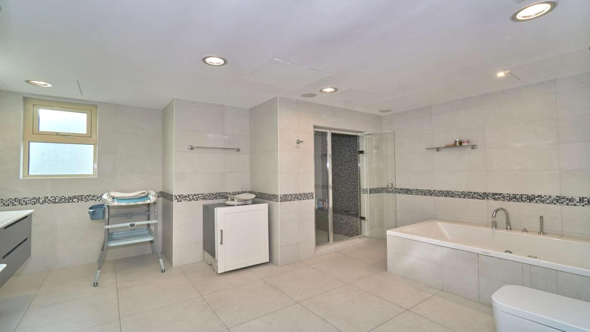Spacious modern bathroom in a five-bedroom villa, Jumeirah Islands, European Clusters