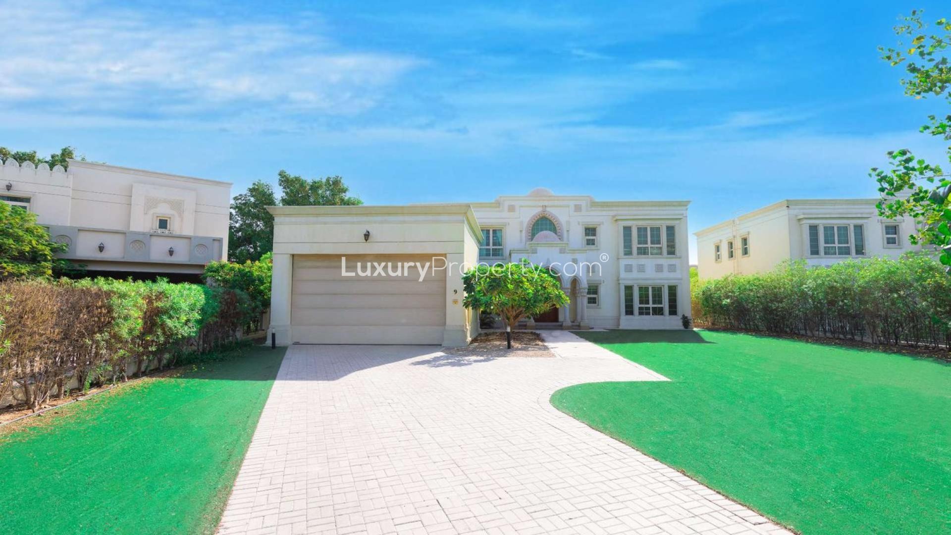Beautiful European-style villa with driveway in Jumeirah Islands, for sale, LP09693