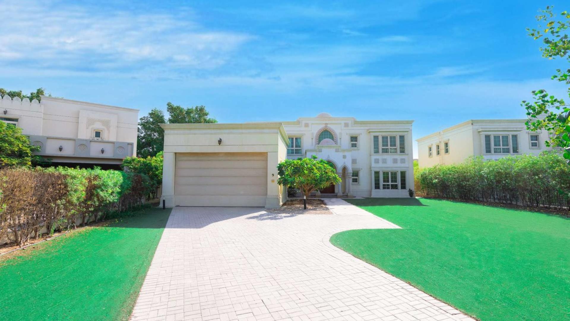 Beautiful European-style villa with driveway in Jumeirah Islands, for sale, LP09693