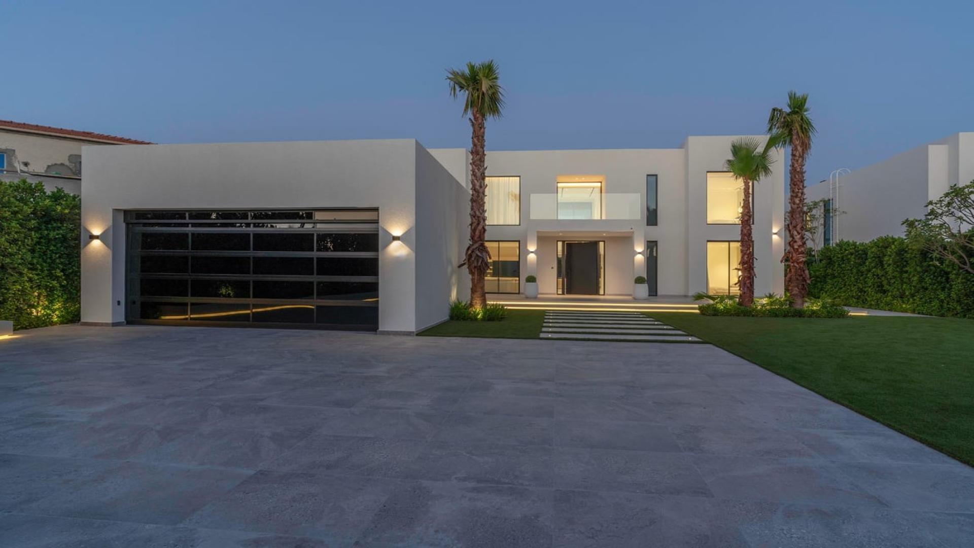 Luxurious living room in fully upgraded Miami-style villa, Jumeirah Islands Oasis Clusters