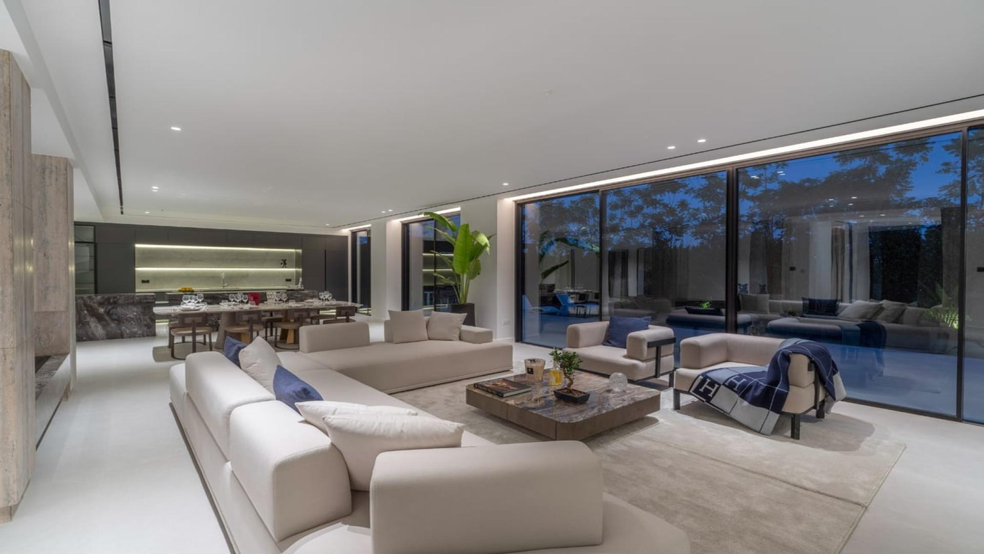 Luxurious Miami-style villa with modern design and pool in Jumeirah Islands, Oasis Clusters