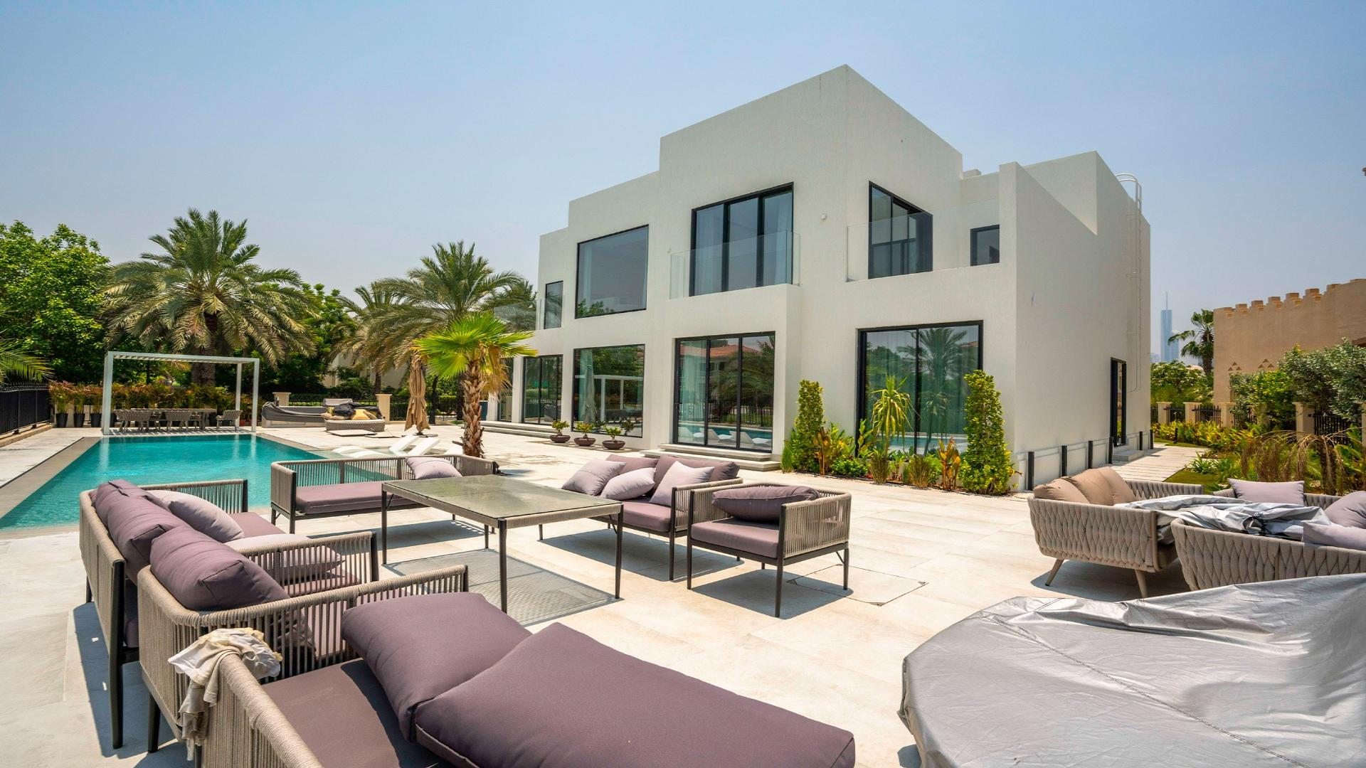 Furnished villa with pool overlooking lake in Jumeirah Islands, Islamic Clusters, for sale