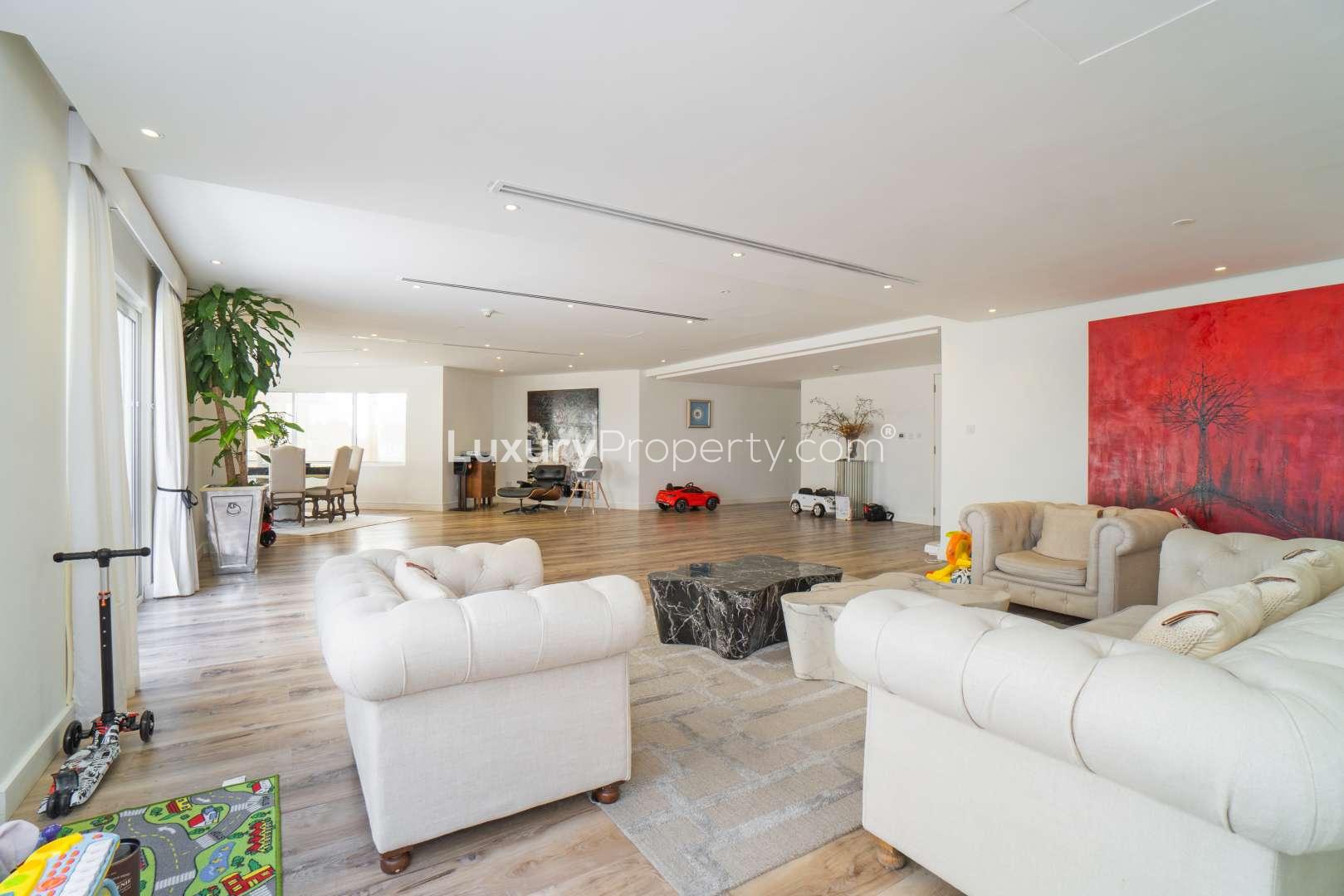 Spacious living area in upgraded 5-bed penthouse, Jumeirah Lake Towers, Lake Elucio for sale