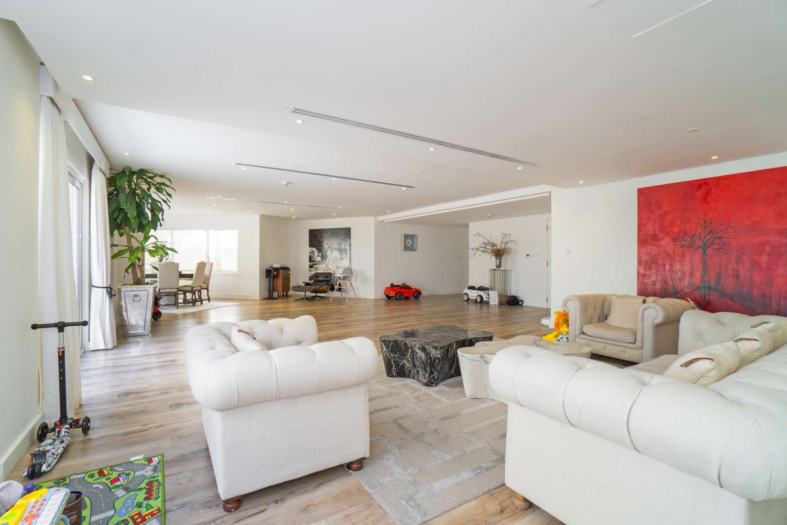 Spacious living area in upgraded 5-bed penthouse, Jumeirah Lake Towers, Lake Elucio for sale