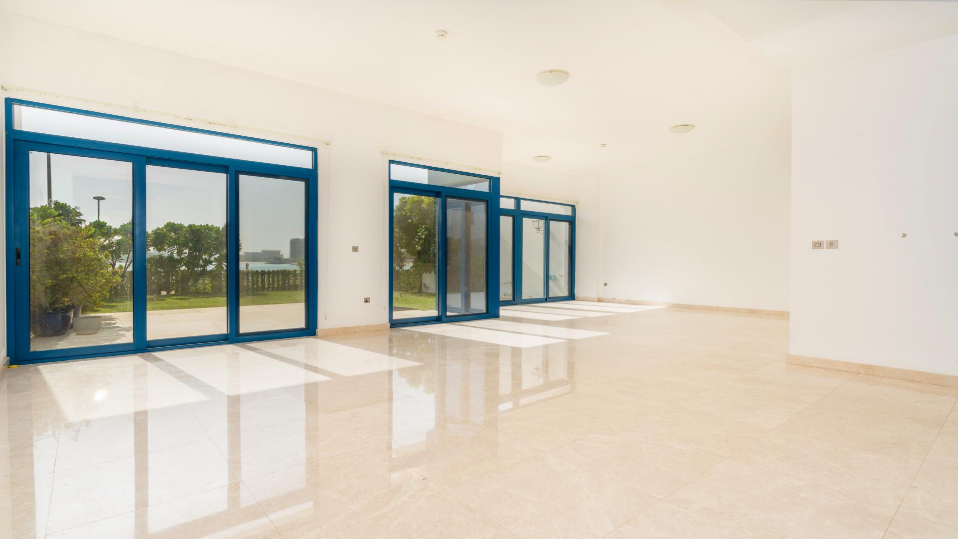 Beachfront townhouse patio view with garden in Palma Residences, Palm Jumeirah