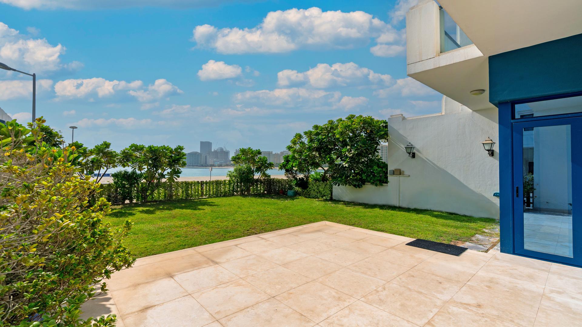 Beachfront townhouse exterior with garden in Palma Residences, Palm Jumeirah for rent