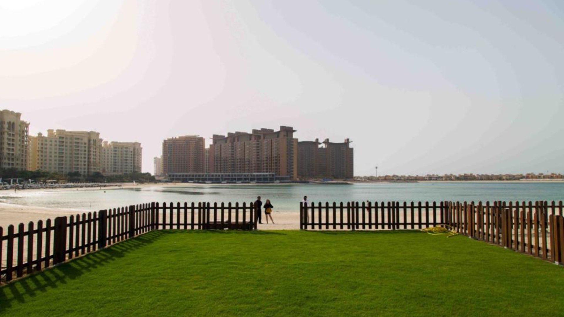 Luxurious Palma Residences villa garden with beach and sea view, Palm Jumeirah