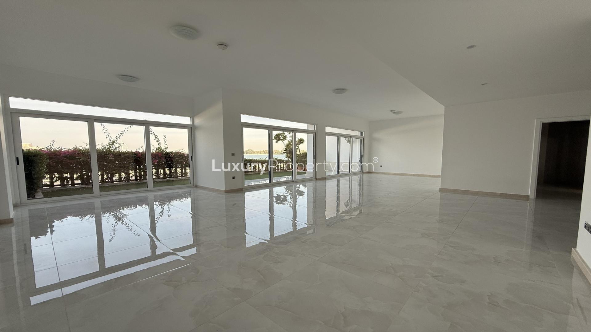 Spacious living area with sea view in Palm Jumeirah villa for rent, Palma Residences