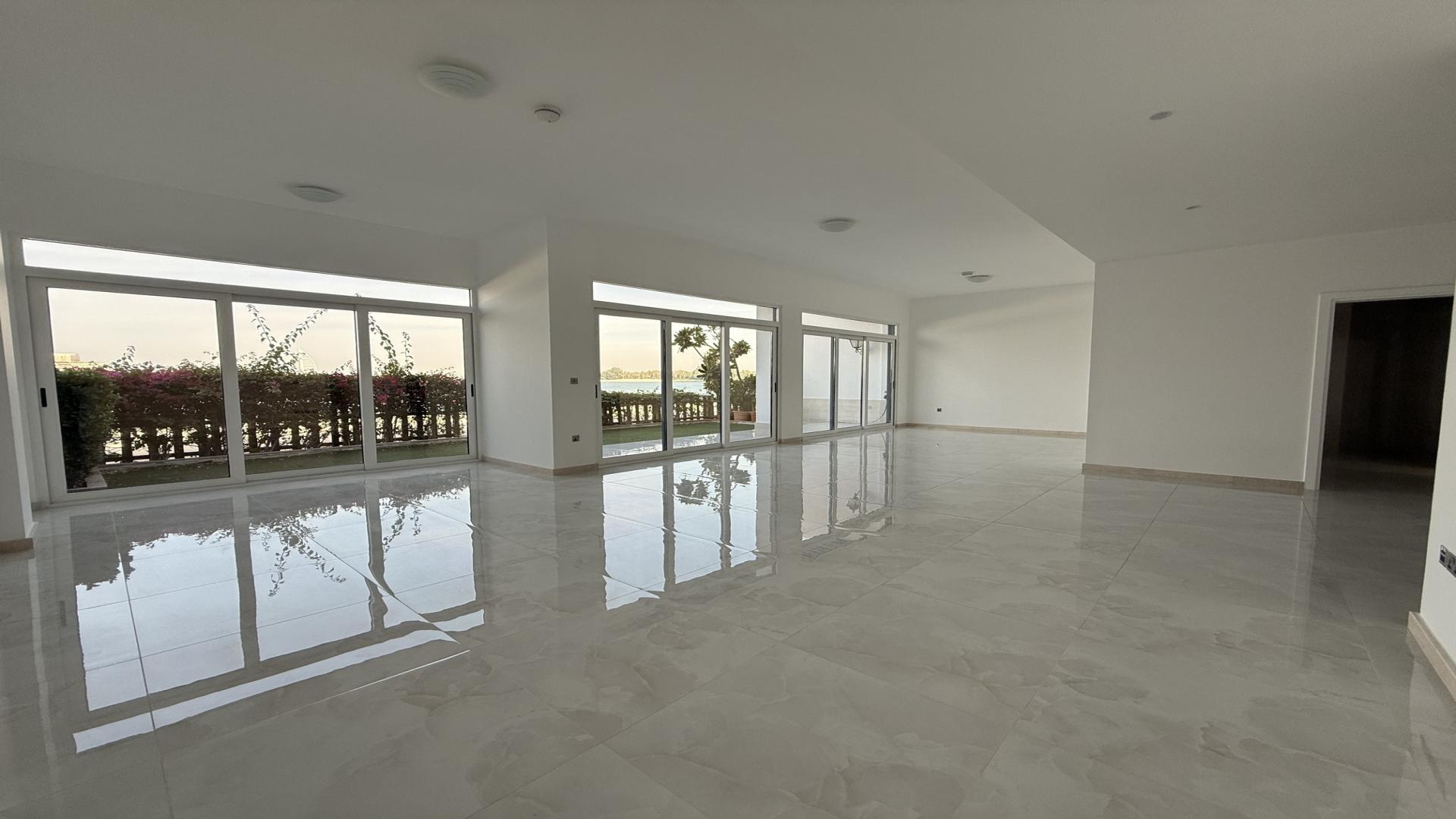 Spacious living area with sea view in Palm Jumeirah villa for rent, Palma Residences