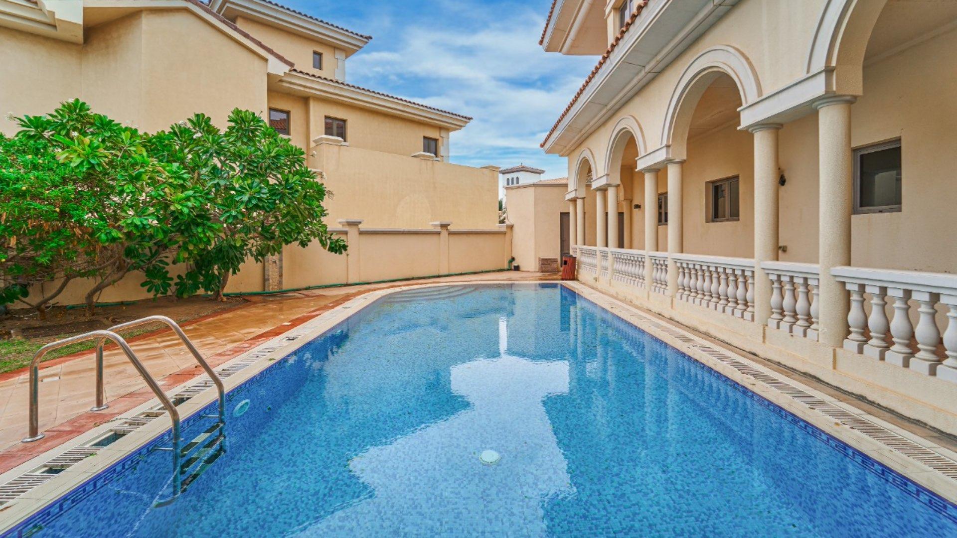 Bright, spacious interior of beachfront 5-bedroom villa on Palm Jumeirah for rent