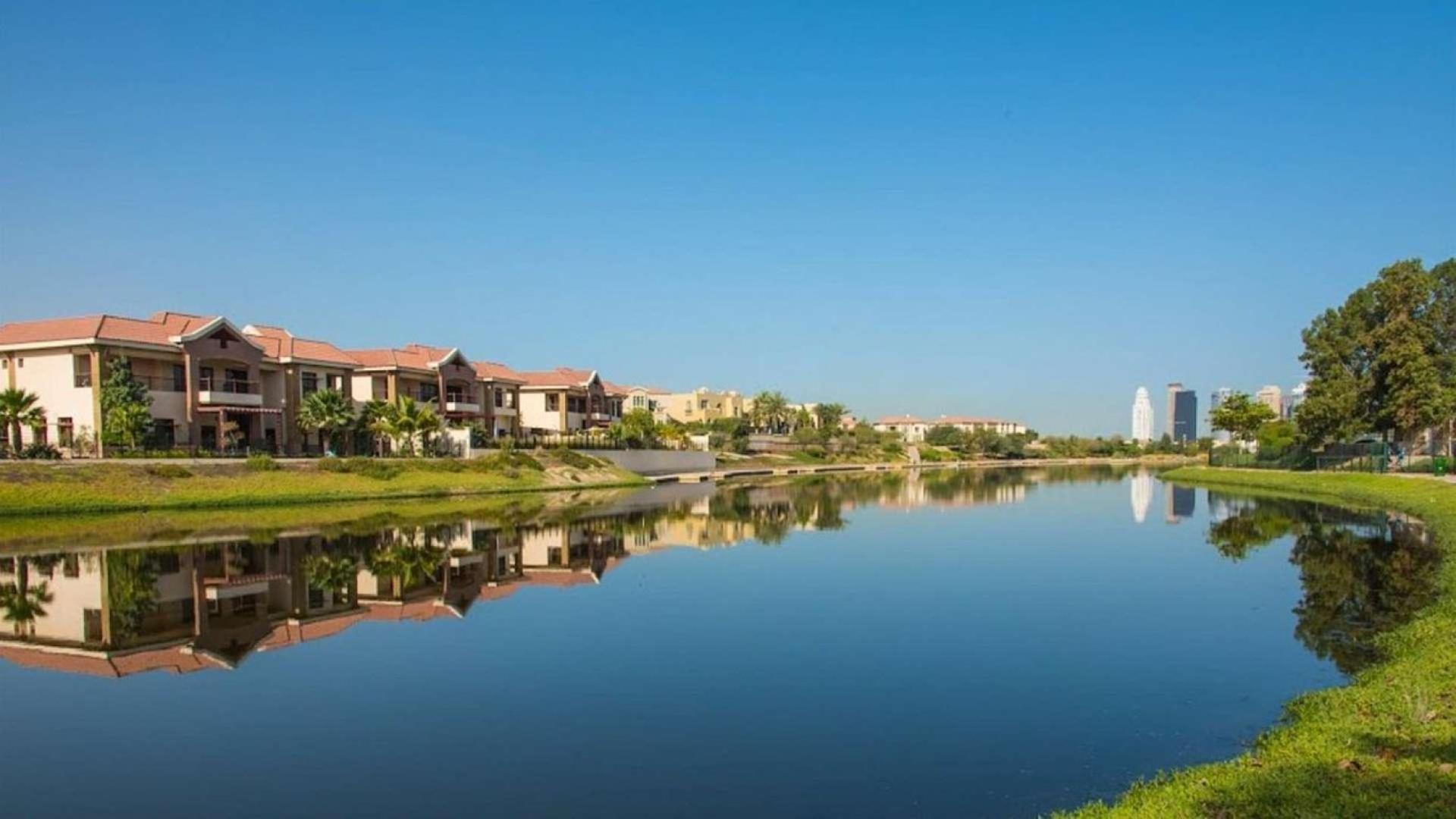 Elegant living room in 5-bed Jumeirah Islands villa with modern decor and natural light