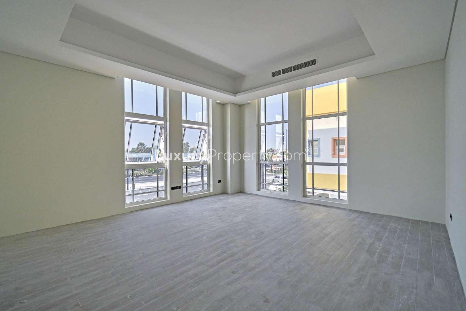 Bright living room with floor-to-ceiling windows in Jumeirah villa for rent, Al Wasl