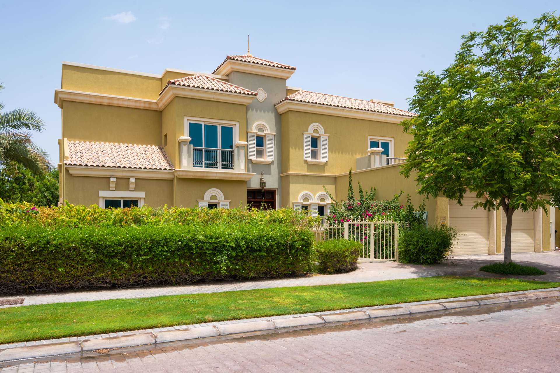 Spacious living room in 5-bedroom villa for rent, Victory Heights, Dubai Sports City