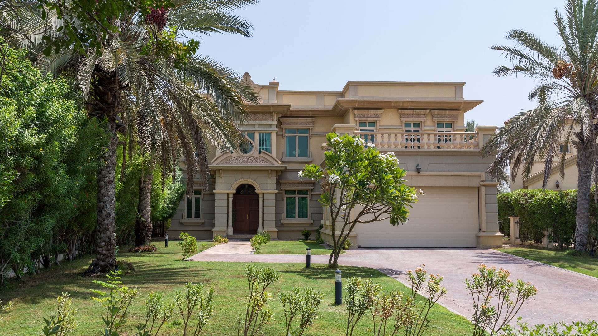 Empty living room with marble floors in Jumeirah Islands villa for rent, European Clusters