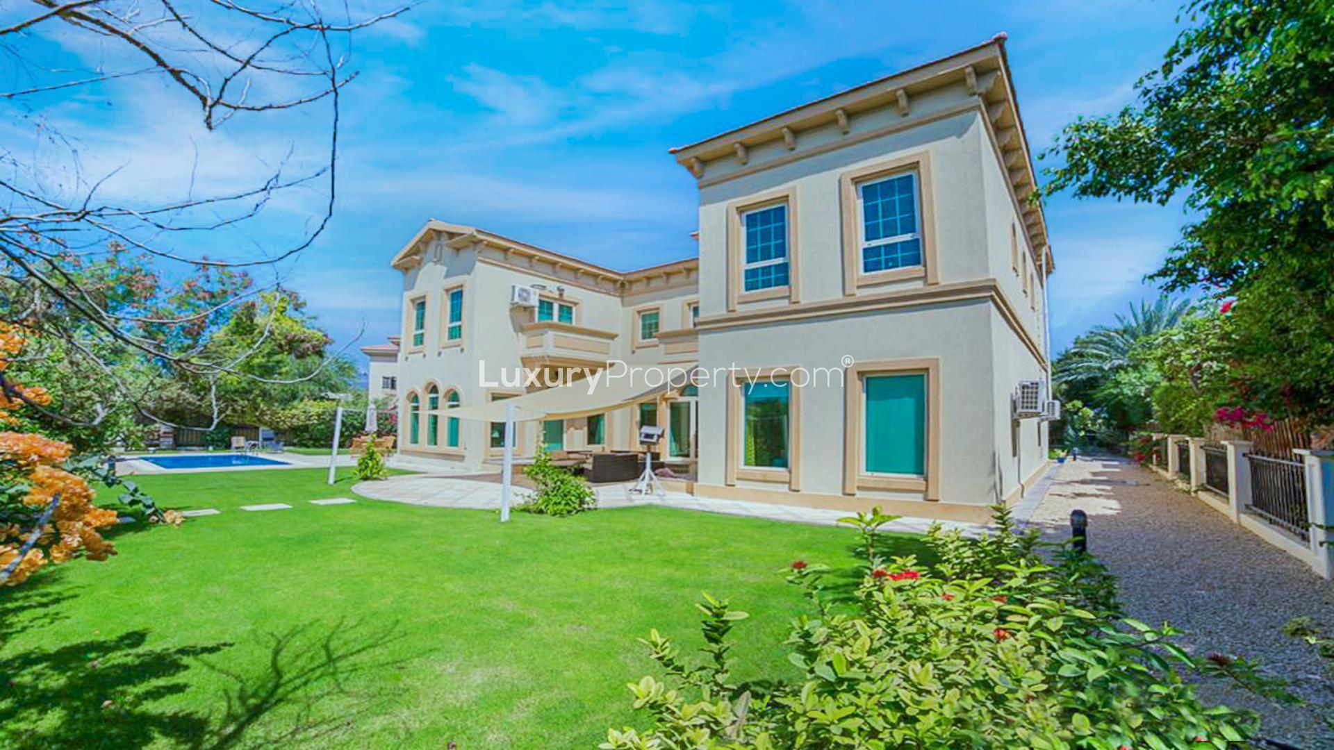 Spacious living room in Jumeirah Islands villa with elegant decor and natural light