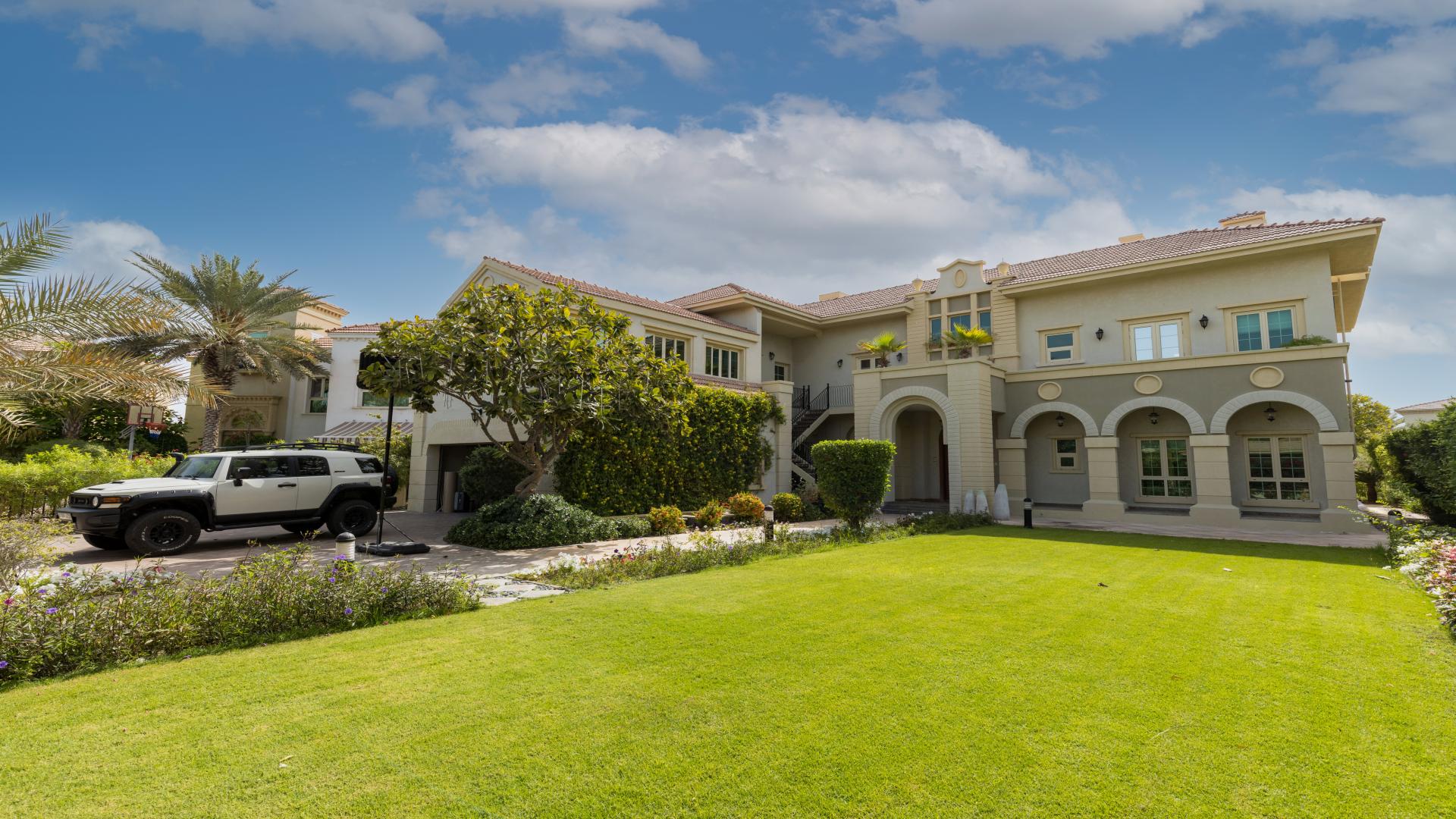 Beautiful villa with pool in European Clusters, Jumeirah Islands, available for rent