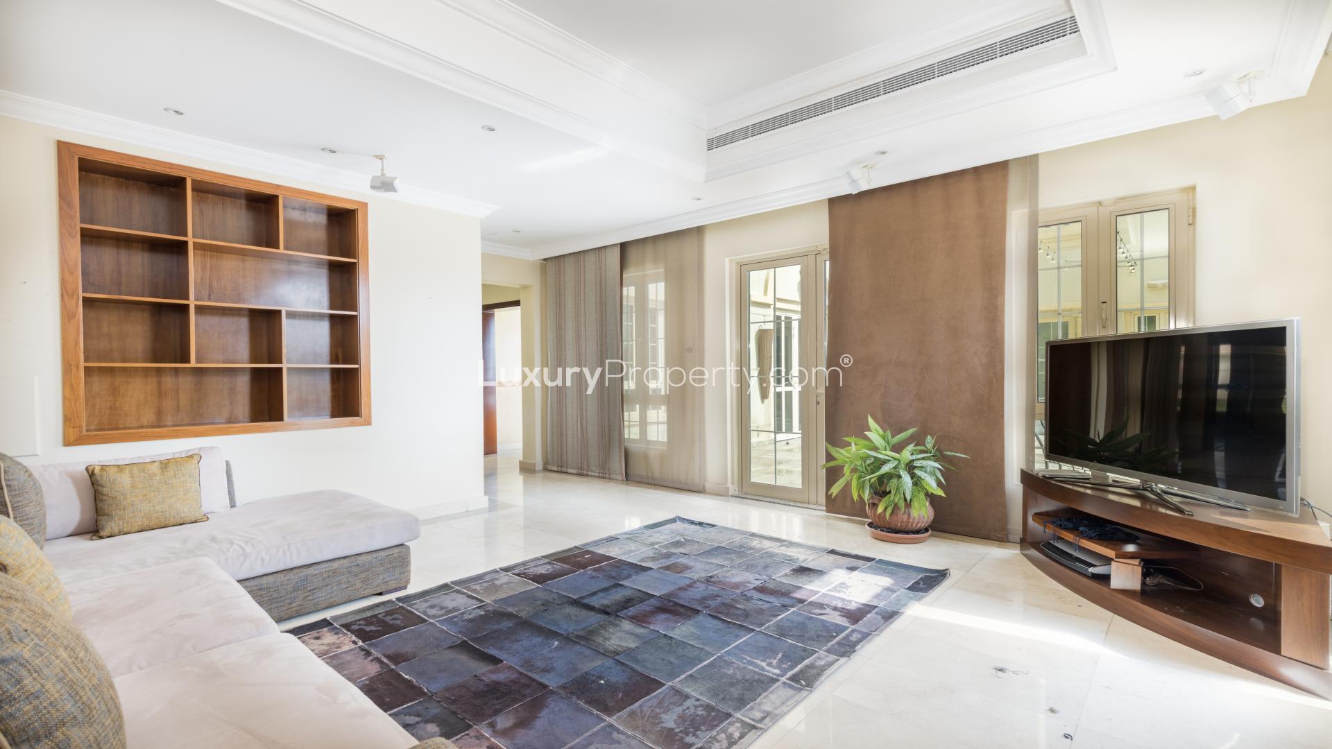 Beautiful 5-bedroom villa with garden in Jumeirah Islands, European Clusters, for rent