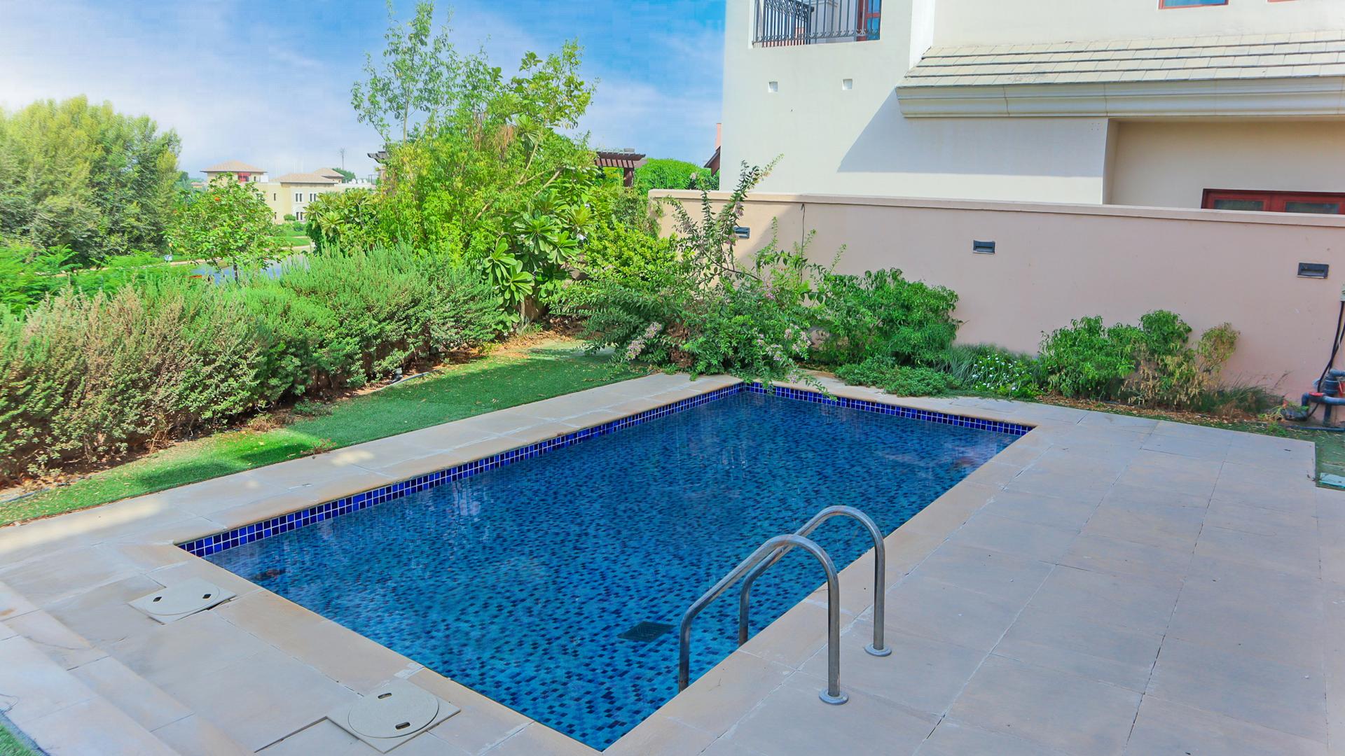 Lovely villa exterior with garage in Jumeirah Golf Estates, Fire community, for rent