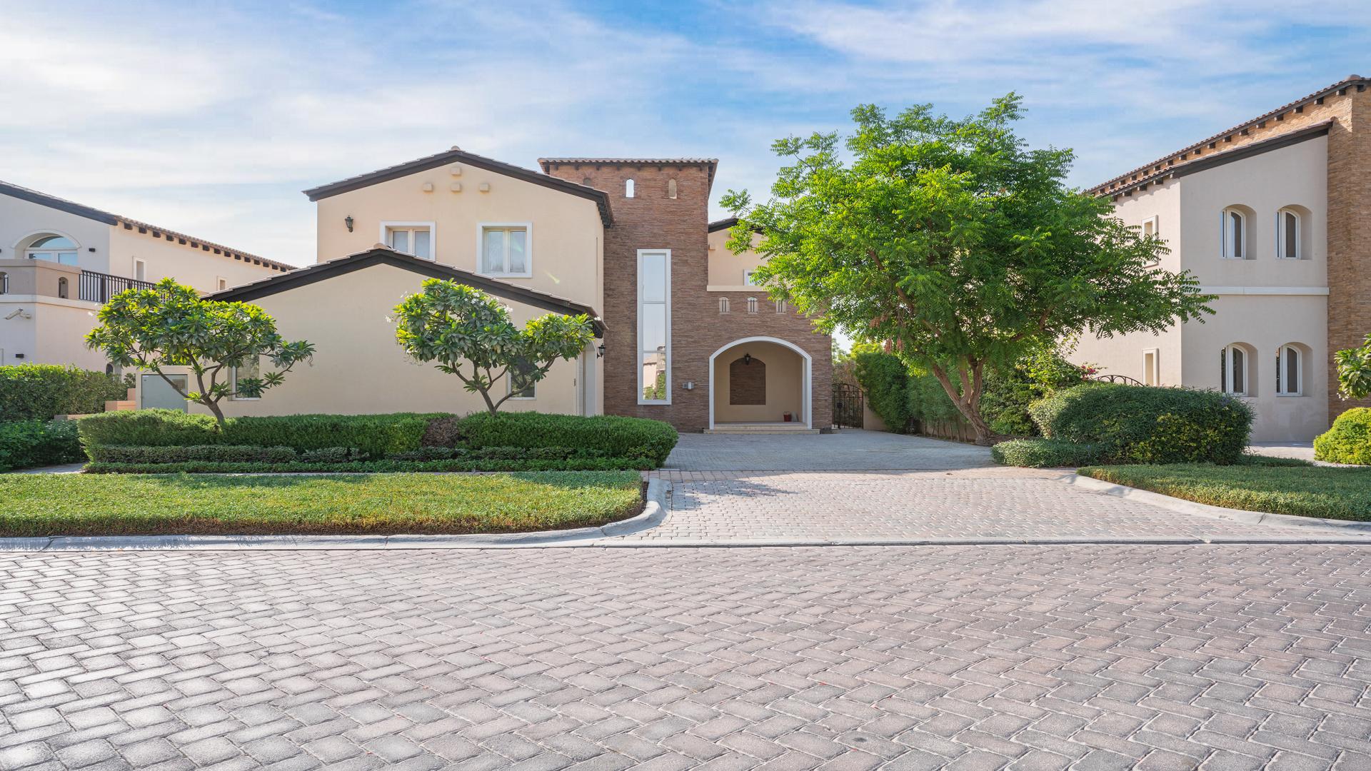 Bright living room in upgraded villa with golf course view, Jumeirah Golf Estates