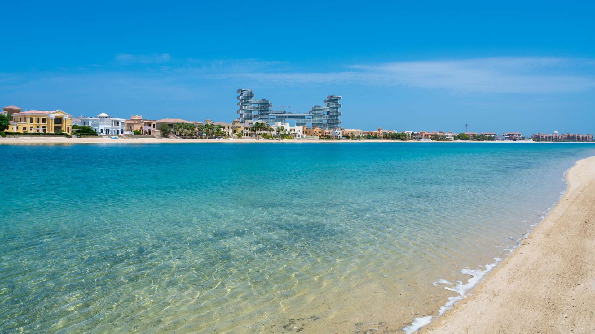 Stunning beachfront villa with garden and pool on Palm Jumeirah, available for rent