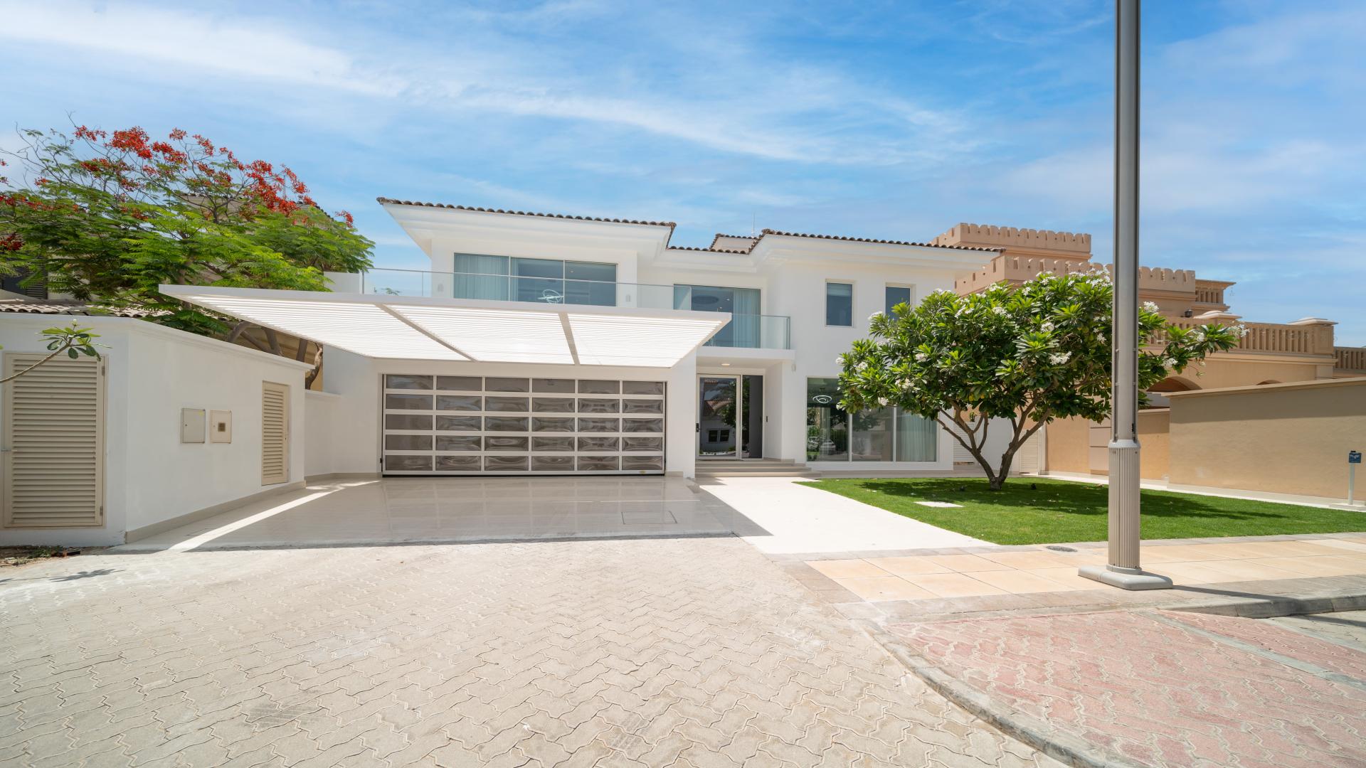 Dining room in upgraded Palm Jumeirah villa with elegant decor and waterfront view