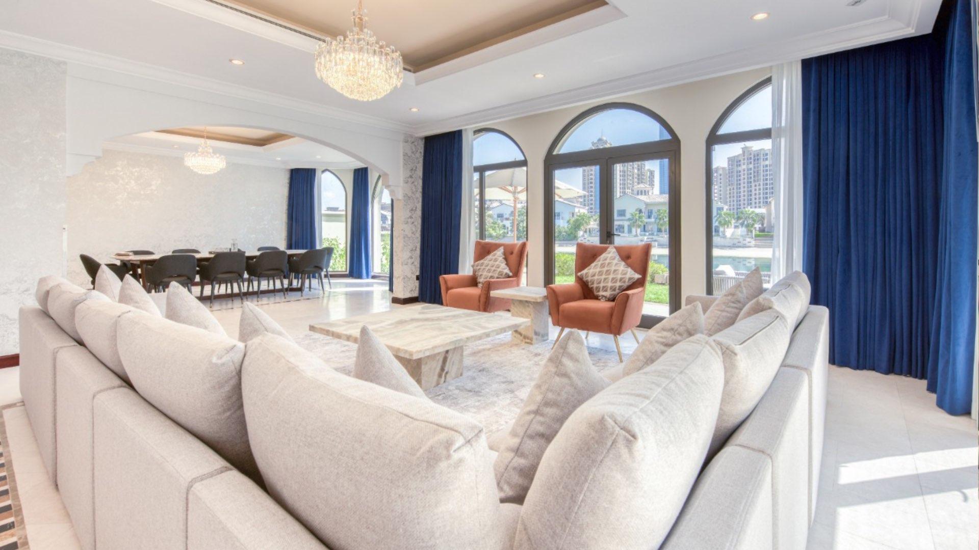 Front view of luxury 5-bedroom villa with garage on Palm Jumeirah, Garden Homes