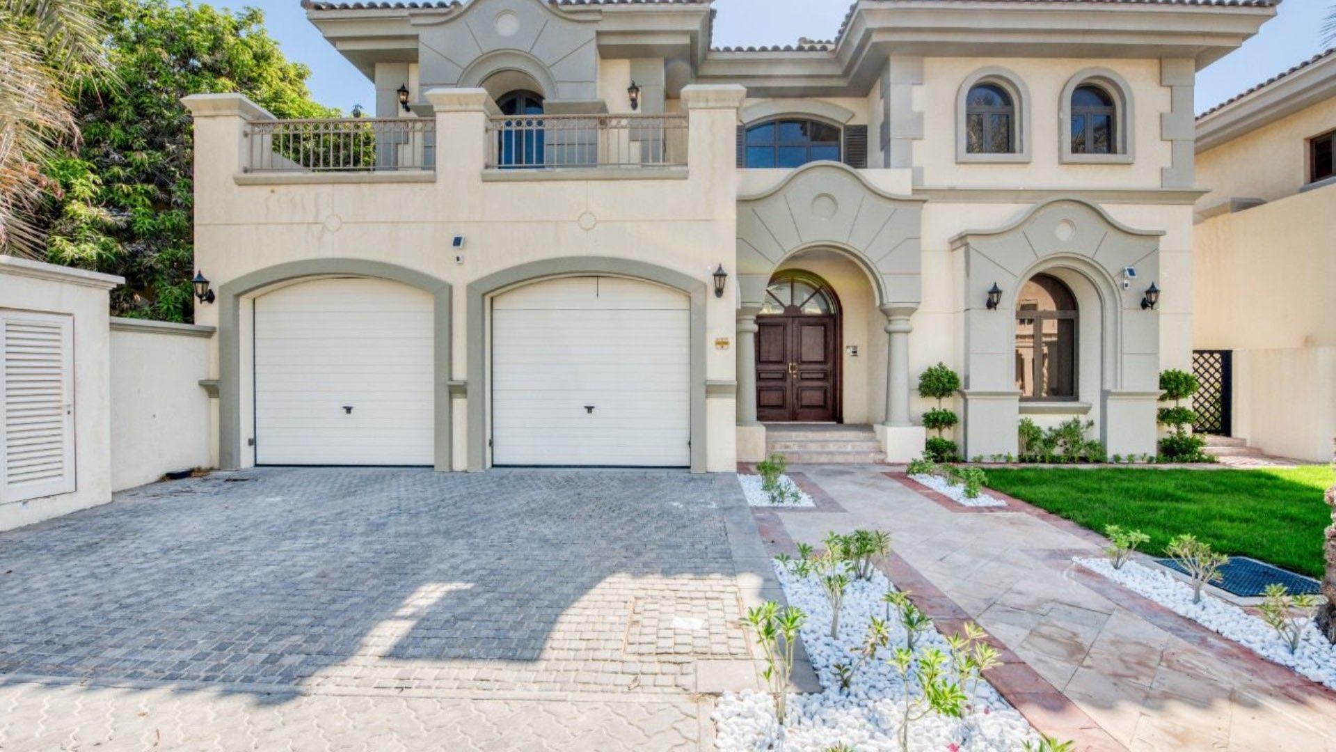 Luxurious Palm Jumeirah villa living room with marina views and elegant decor