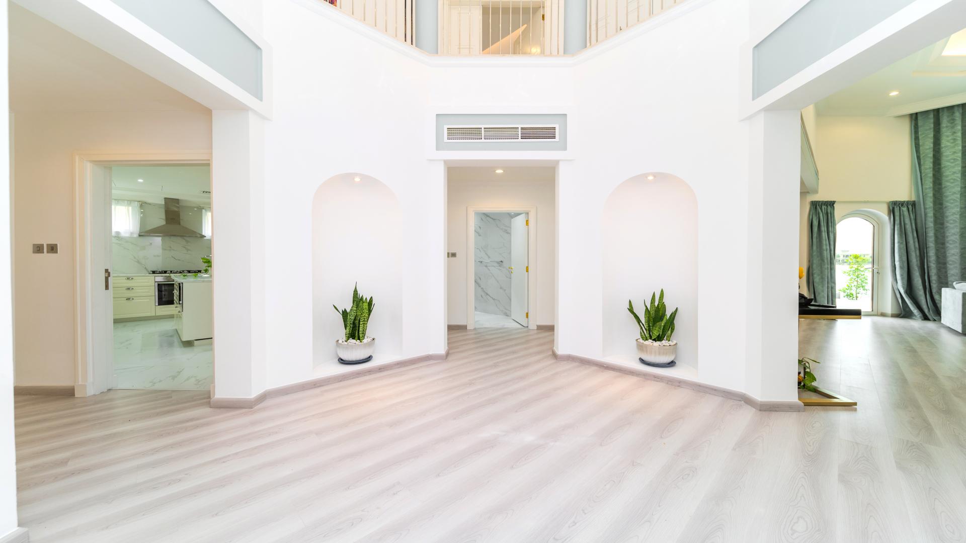 Fully upgraded Central Rotunda Palm Villa exterior in Garden Homes, Palm Jumeirah, for rent